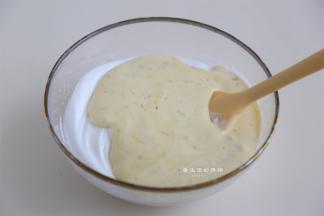 拌好的面糊倒入原来的蛋白霜里面，用刮刀翻拌均匀，从中心抄起翻拌，动作尽量轻柔，以免蛋白霜消泡。