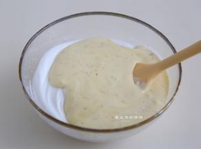 拌好的面糊倒入原来的蛋白霜里面，用刮刀翻拌均匀，从中心抄起翻拌，动作尽量轻柔，以免蛋白霜消泡。