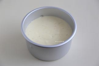 拌好的蛋糕糊倒入6寸加高阳极模内，轻震出大气泡。