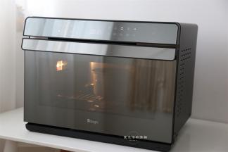 将蛋糕糊放入daogrs蒸烤箱的中下层，烤36分钟左右，蛋糕会经历一个长高再回落的过程，回落稳定后就是蛋糕成熟了。