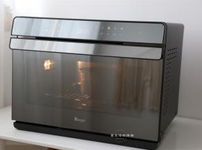 将蛋糕糊放入daogrs蒸烤箱的中下层，烤36分钟左右，蛋糕会经历一个长高再回落的过程，回落稳定后就是蛋糕成熟了。