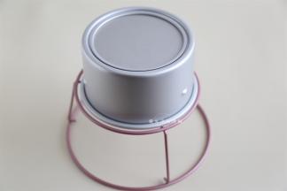 烤好的蛋糕取出来，轻震两下，把里面的热气震出来，再倒扣放凉，彻底凉透后再脱模。