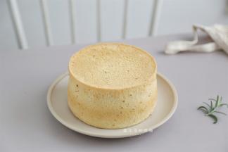 凉透的戚风蛋糕十分的柔软，看看这个切面，特别细腻，因为震出了大气泡，所以组织不会有大孔，烤的时候，戚风蛋糕开裂一些是正常的，要是追求不开裂，那就要降低温度，加长时间烤。我个人觉得，开裂一些的蛋糕更香。