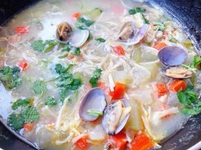 最后撒上香菜提鲜即可出锅享用