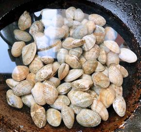  蚬子放入锅中倒入适量清水大火煮起来