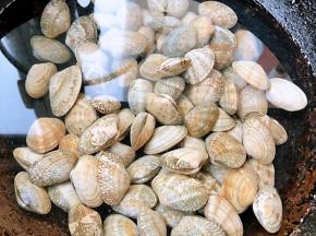  蚬子放入锅中倒入适量清水大火煮起来