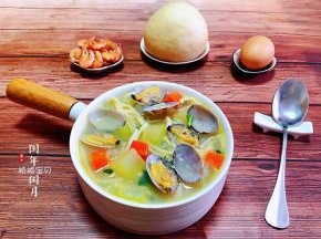 鲜美的冬瓜金针菇蚬子汤装入容器中搭配馒头、鸡蛋、小炒虾一起吃就是完美的早餐