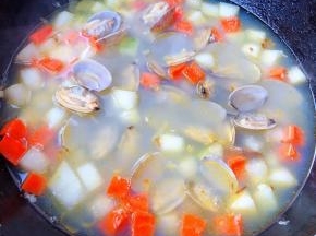 倒入煮好的蚬子汤和蚬子肉肉