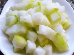 冬瓜切成小块胡萝卜也是同样切成小块