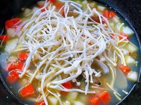 放入撕开的金针菇