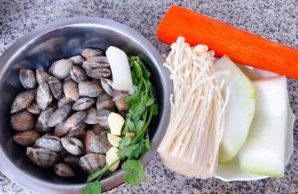 准备原材料蚬子吐好沙子洗净冬瓜、胡萝卜去皮金针菇去蒂、葱、蒜、香菜