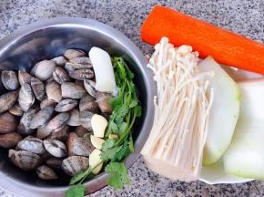 准备原材料蚬子吐好沙子洗净冬瓜、胡萝卜去皮金针菇去蒂、葱、蒜、香菜