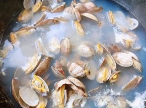 蚬子煮至完全张开口即可最主要就是这个蚬子汤一定要保留好它可是主角哦