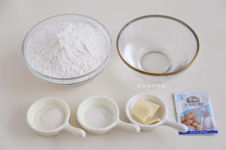 准备好材料，清水要用冰水，揉面的时候能防止边揉边发酵哦！