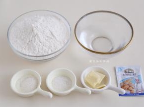 准备好材料，清水要用冰水，揉面的时候能防止边揉边发酵哦！