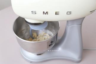 将所有材料放入厨师机内，先低速将粉液混合，再转高速揉面，我大概用时18分钟左右。