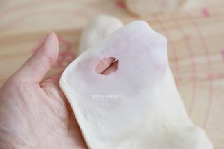 面能揉到这种能拉出膜，破洞有锯齿的状态就行了，因为面团水分不多，不需要揉出手套膜，而且也很难揉出来。