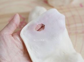 面能揉到这种能拉出膜，破洞有锯齿的状态就行了，因为面团水分不多，不需要揉出手套膜，而且也很难揉出来。