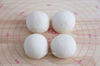 将面团分成4等份，盖上保鲜膜，放入冰箱里冷藏松弛15分钟，这里的份量能做成4-6个小短棍，看烤盘的大小来分割就好。