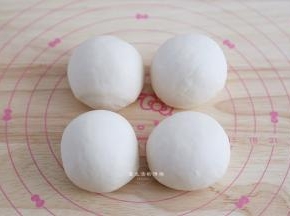 将面团分成4等份，盖上保鲜膜，放入冰箱里冷藏松弛15分钟，这里的份量能做成4-6个小短棍，看烤盘的大小来分割就好。