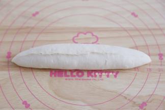 从上而下卷起来，收口捏紧，搓成橄榄状，整形的时候尽量做到大小长度一致哦。