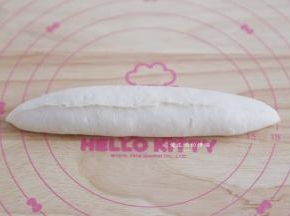 从上而下卷起来，收口捏紧，搓成橄榄状，整形的时候尽量做到大小长度一致哦。