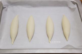 将搓好的面团放入铺了油纸的烤盘里，直接放入冰箱冷冻室冷冻至少1小时以上，有条件的还可以过夜再烤。