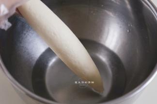 冻好的面包取出来室温放置15分钟左右，此时开始调碱水，把碱倒入水内，轻轻搅拌融化即可，记得是碱倒入水里，不要搞错次序，碱水带有腐蚀性，对皮肤有伤害，整个操作要戴着手套进行，切记！