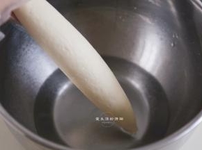 冻好的面包取出来室温放置15分钟左右，此时开始调碱水，把碱倒入水内，轻轻搅拌融化即可，记得是碱倒入水里，不要搞错次序，碱水带有腐蚀性，对皮肤有伤害，整个操作要戴着手套进行，切记！