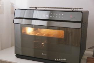 烤箱200度预热，我用的是daogrs蒸烤箱，所以先用带蒸汽的蒸烤模式预热，等预热好后，转上下管模式，趁着有蒸汽快速将面包放入烤箱里面，能起到外脆里软的效果。放入烤箱后，上下管200度烤23分钟左右即可。