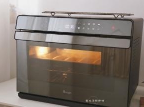 烤箱200度预热，我用的是daogrs蒸烤箱，所以先用带蒸汽的蒸烤模式预热，等预热好后，转上下管模式，趁着有蒸汽快速将面包放入烤箱里面，能起到外脆里软的效果。放入烤箱后，上下管200度烤23分钟左右即可。