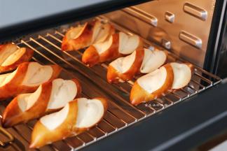 烤好的面包放冷就能吃上，特别的香，口感和一般的面包很不一样哦，蜜棕色的外壳和雪白的内里超级诱人，没试过的赶紧来试一试吧