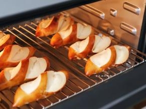 烤好的面包放冷就能吃上，特别的香，口感和一般的面包很不一样哦，蜜棕色的外壳和雪白的内里超级诱人，没试过的赶紧来试一试吧