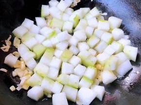 放入冬瓜大火快速翻炒