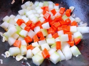 放入胡萝卜块一起炒至冬瓜微微变色