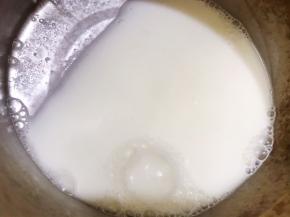 锅里加入550克水煮开，煮开后倒一半水到粉水里搅拌均匀