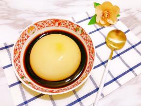 取出凉糕脱模摆入碗里淋上红糖汁开吃啦