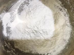 盆里放入凉糕粉