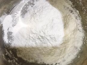 盆里放入凉糕粉