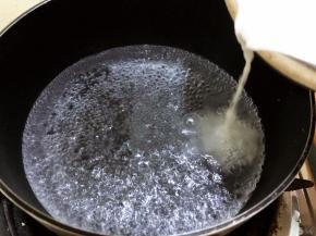 再把全部粉水倒入锅里