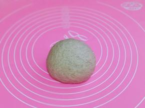 首先和面，将开水分次加入面粉行中，一边用筷子搅拌成絮状，再揉成面团。