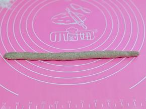 面团搓成长条，面团比较大，可以分成多份面团再搓。