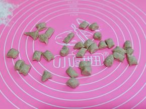 切出等份的小面团。