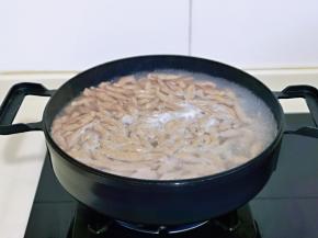 锅中加水烧开，再下莜面鱼鱼，中火煮，煮熟关火。