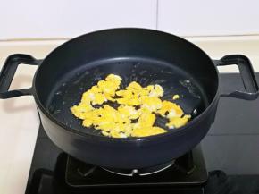 起油锅，倒入打散的蛋液，小伙煎饼，铲碎盛出备用。