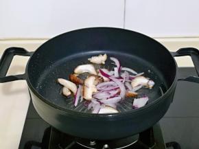 锅中加入少许食用油，再加入提前切好的香菇，洋葱煸炒。