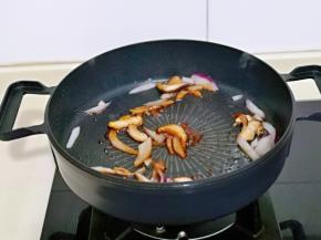 加入生抽，小火翻炒。