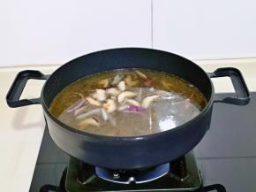 再加入2小碗纯净水，大火烧开，将香菇煮熟。