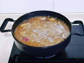 烧开后加入莜面鱼鱼，大火再次烧开，按个人口味加入盐。