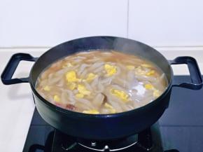 再加入煎好的鸡蛋，关火出锅。